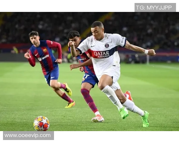 足球明星频繁换发型展现个性魅力与时尚风潮引发球迷热议